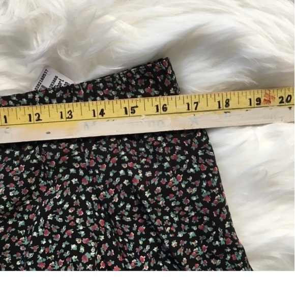 American Eagle print mini skater skirt junior.
Size XL junior. Elastic waist. - Picture 6 of 7